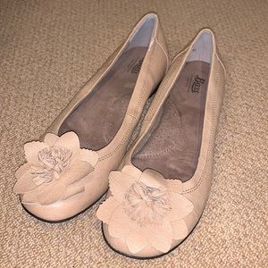 Bass begonia flats beige worn once